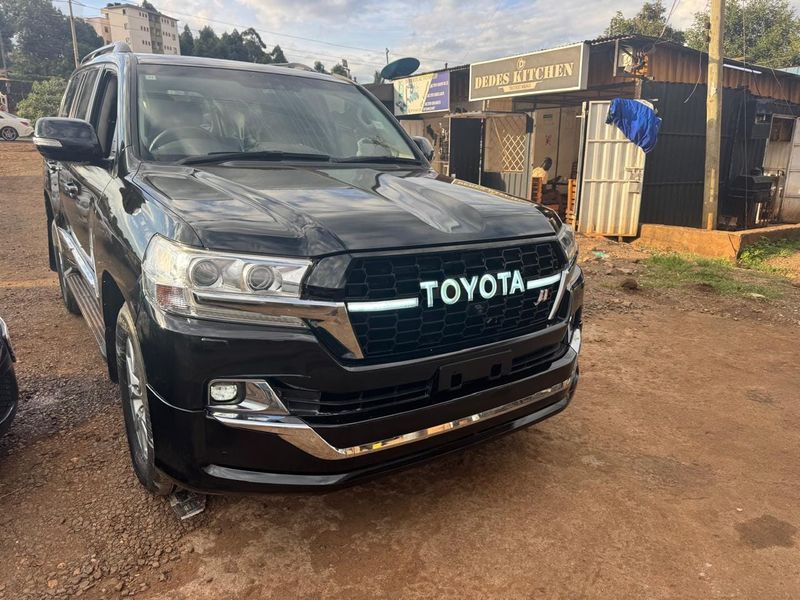 A Land Cruiser 200 resprayed in gloss black